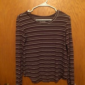 Soft & Sexy Bugundy American Eagle top